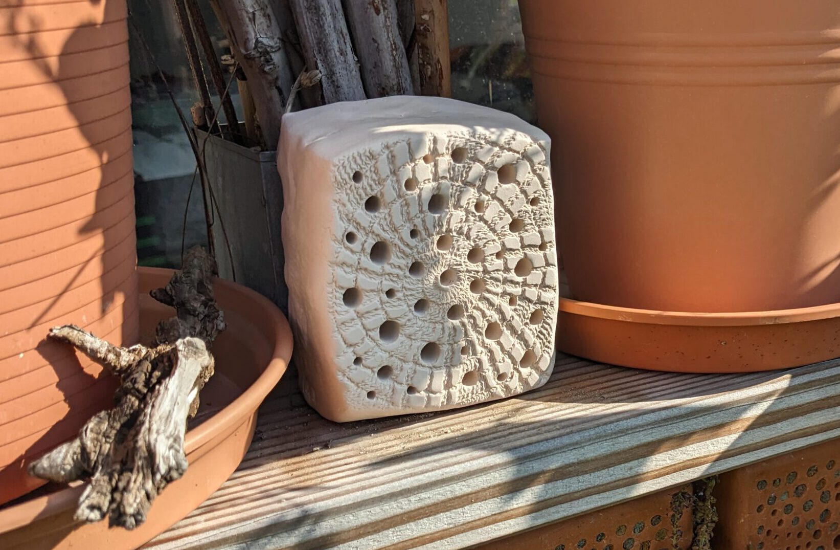 Wildbienen-Häuschen